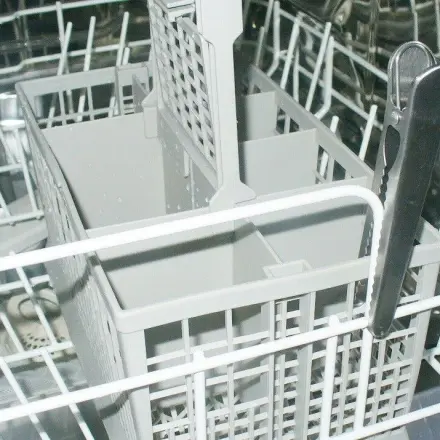 Wandernden Besteckkorb im Geschirrspüler befestigen