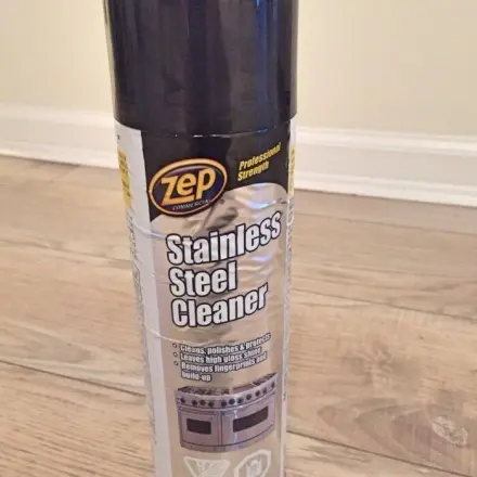Klebereste von Etiketten auf empfindlichen Oberflächen entfernen