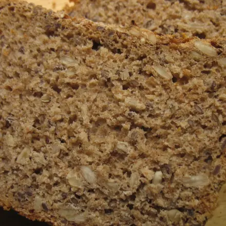 Einfaches Dinkel-Vollkorn-Brot mit Haferflocken und Kernen