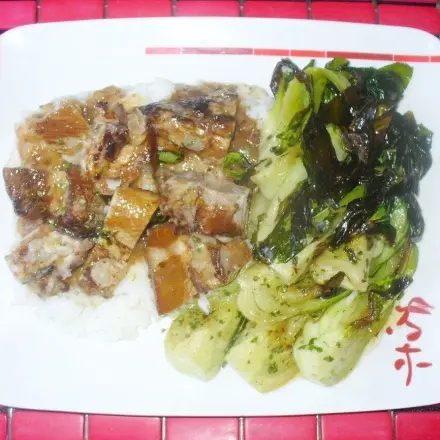 Süßsaure Rippchen auf Duftreis mit geschmortem Pak Choi