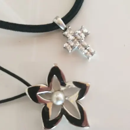 Kettenanhänger an schwarzem Band