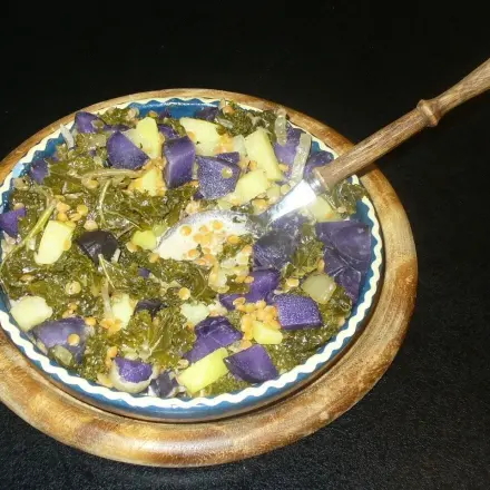 Es wird bunt: Grünkohl mit roten Linsen und lila Kartoffeln