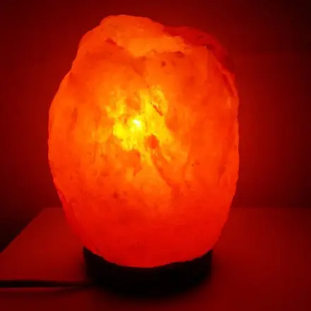 Salzkristalllampe im Schlafzimmer