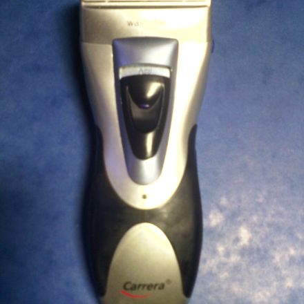 Klebrig gewordene gummierte Geräte reinigen