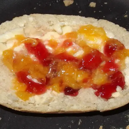 Orangenmark auf Marmeladensemmel