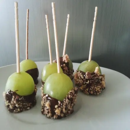 Fingerfood-Trauben im Schokomantel