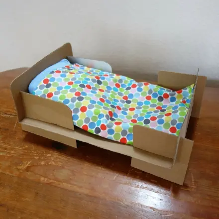 Puppenbett aus Pappe selber machen