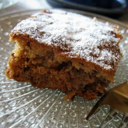 Früchtekuchen mit Apfel, Datteln und Nüssen