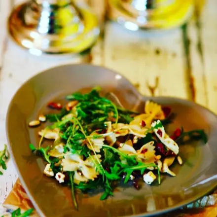 Nudelsalat mit Rucola und Pinienkernen
