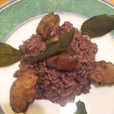 Rotweinrisotto mit Leber und Salbeichips