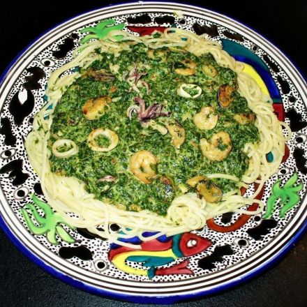 Meeresfrüchte mit Spinat auf Spaghetti