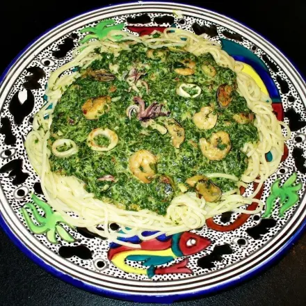 Meeresfrüchte mit Spinat auf Spaghetti