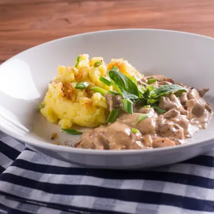 Kalbsleber-Rahmgulasch mit Äpfeln und Zwiebeln