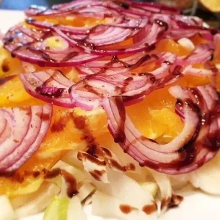 Chicoree-Orangen Salat mit roten Zwiebeln