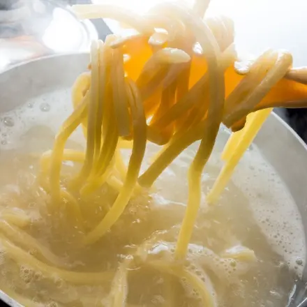 Nudeln kochen - Zeit und Energie sparen
