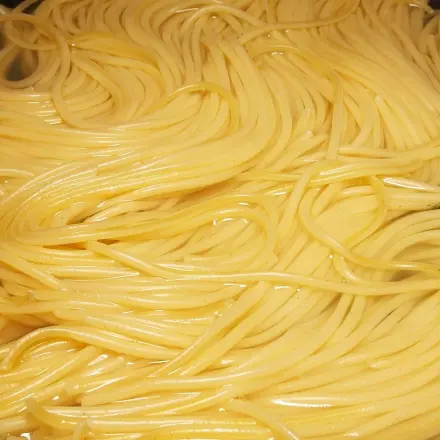 Spaghetti in der Pfanne kochen