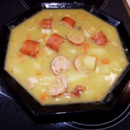 Sämige Erbsensuppe nach alter Tradition