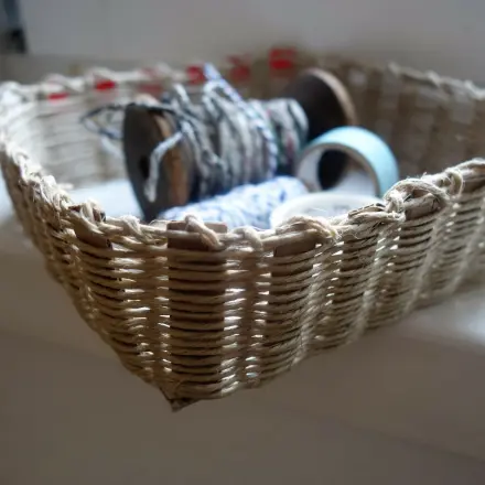Upcycling: Korb aus Pappe und Paketschnur flechten