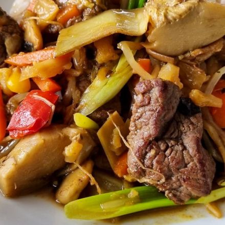 Filet in Sojasoße mit Gemüse und Nudeln