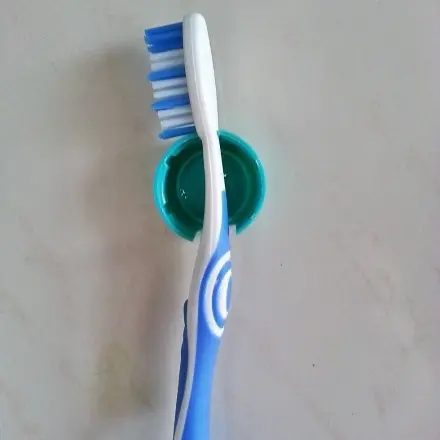 Zahnbürstenhalter aus Flaschendeckel