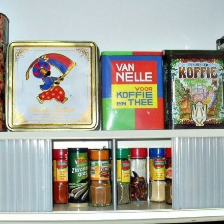 Altes CD-Regal wird zum Gewürzschrank