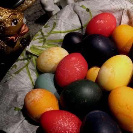 Ostereier in kräftigen Farben