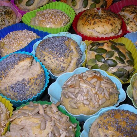 Schnelle Brötchen aus Backpulver-Hefe-Teig in der Muffinform