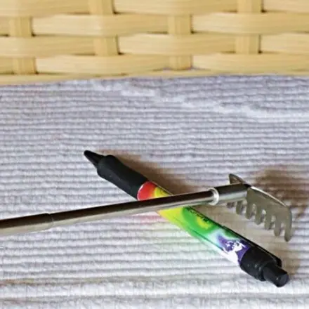 Rückenkratzer hilft verlorene Sachen zu holen