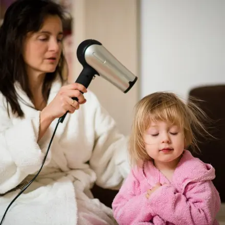 Zecken auf (Kinder-)Köpfen suchen