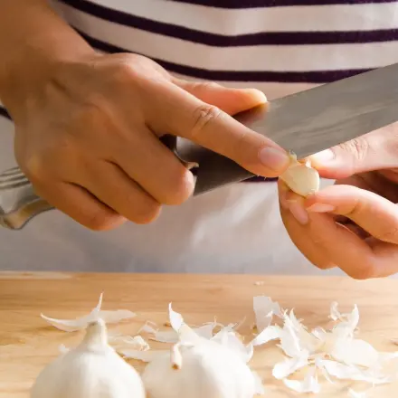 Knoblauch- und Zwiebelgeruch von den Händen entfernen