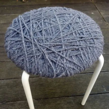 Upcycling: Alten Hocker mit Wolle aufpeppen