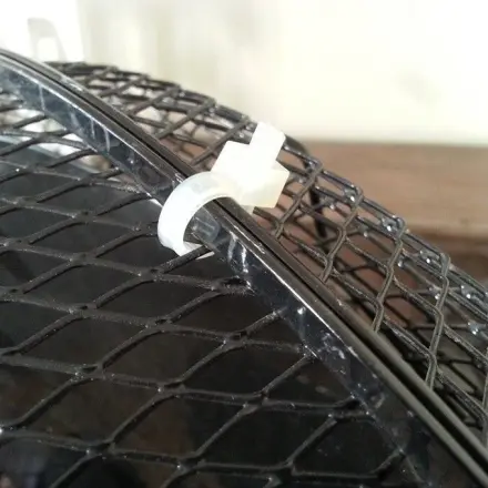 Abgebrochene Halterungen am Ventilator ersetzen