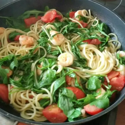 Pasta mit Tomaten, Rucola & Shrimps