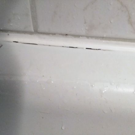 Warum reißen die Silikonfugen rund um die Badewanne?