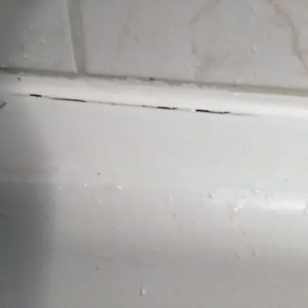 Warum reißen die Silikonfugen rund um die Badewanne?