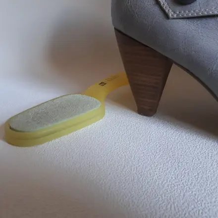 Breitgelaufene Absatzsohlen kaschieren