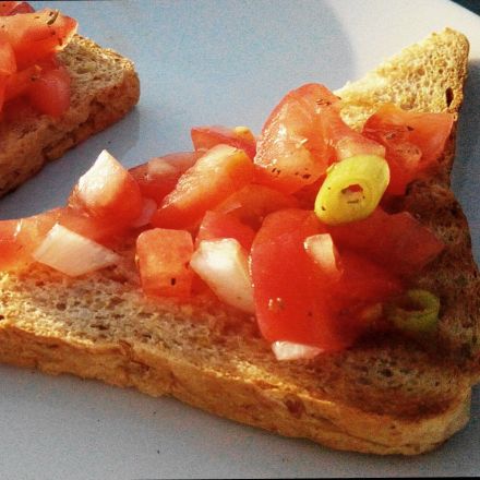 Gut bekömmliche Bruschetta mit Knoblauch, Zwiebeln und Tomaten
