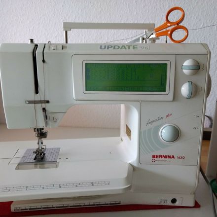 Faden an der Nähmaschine nach unten herausziehen