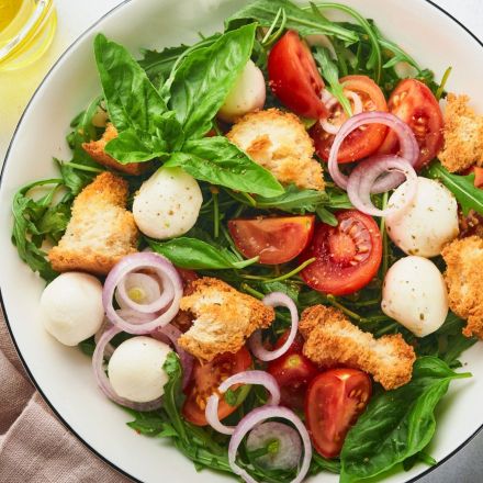 Knoblauch-Brotsalat mit Tomaten (Panzanella)