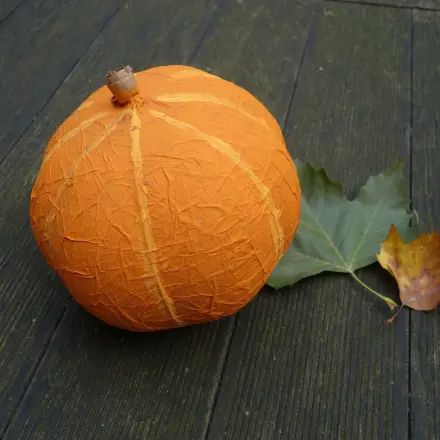 Kürbis aus Luftballon und Pappmaschee basteln