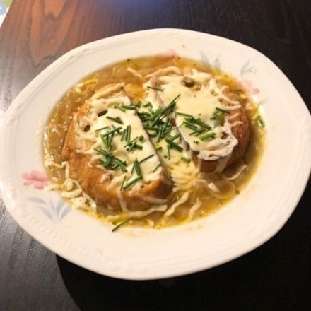 Französische Zwiebelsuppe mit Röstbaguette Einlage, gratiniert