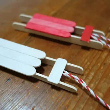 Baumschmuck: Schlitten aus Eisstielen