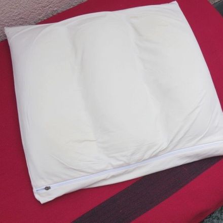 Kissen mit Mikrokugeln gegen Nackenschmerzen