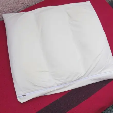 Kissen mit Mikrokugeln gegen Nackenschmerzen