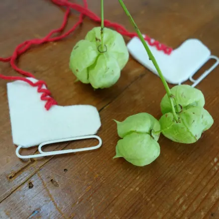 Baumschmuck: Schlittschuhe aus Büroklammer und Filz