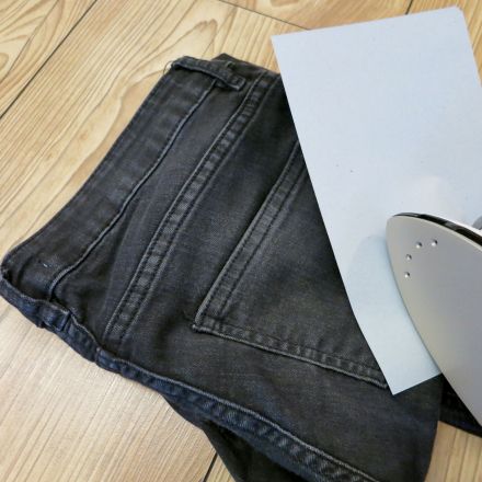 Wachsflecken aus Textilien mit Löschpapier & Butter entfernen