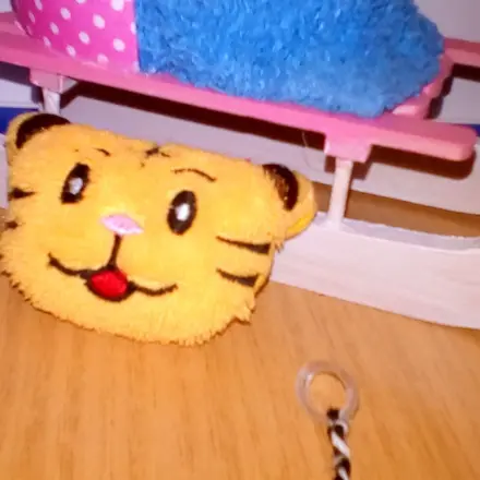 Rassel von einer Babysocke wird zum Puppenkissen