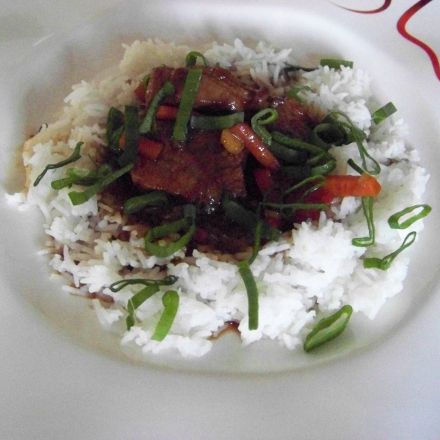 Rot geschmortes Schweinefleisch