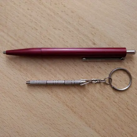 Schraubendreher für Brillen - zwei in einem