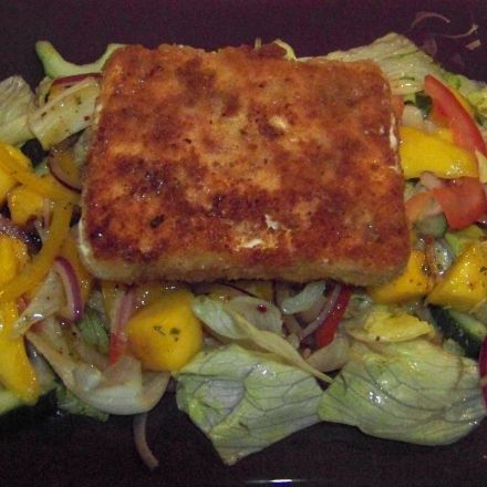 Panierter Schafskäse auf einem Salatbett